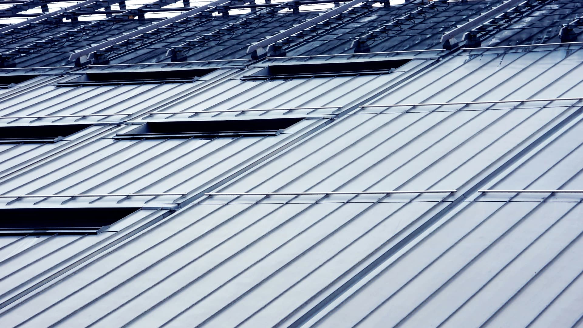 Industrial roofing system installed on a large commercial building