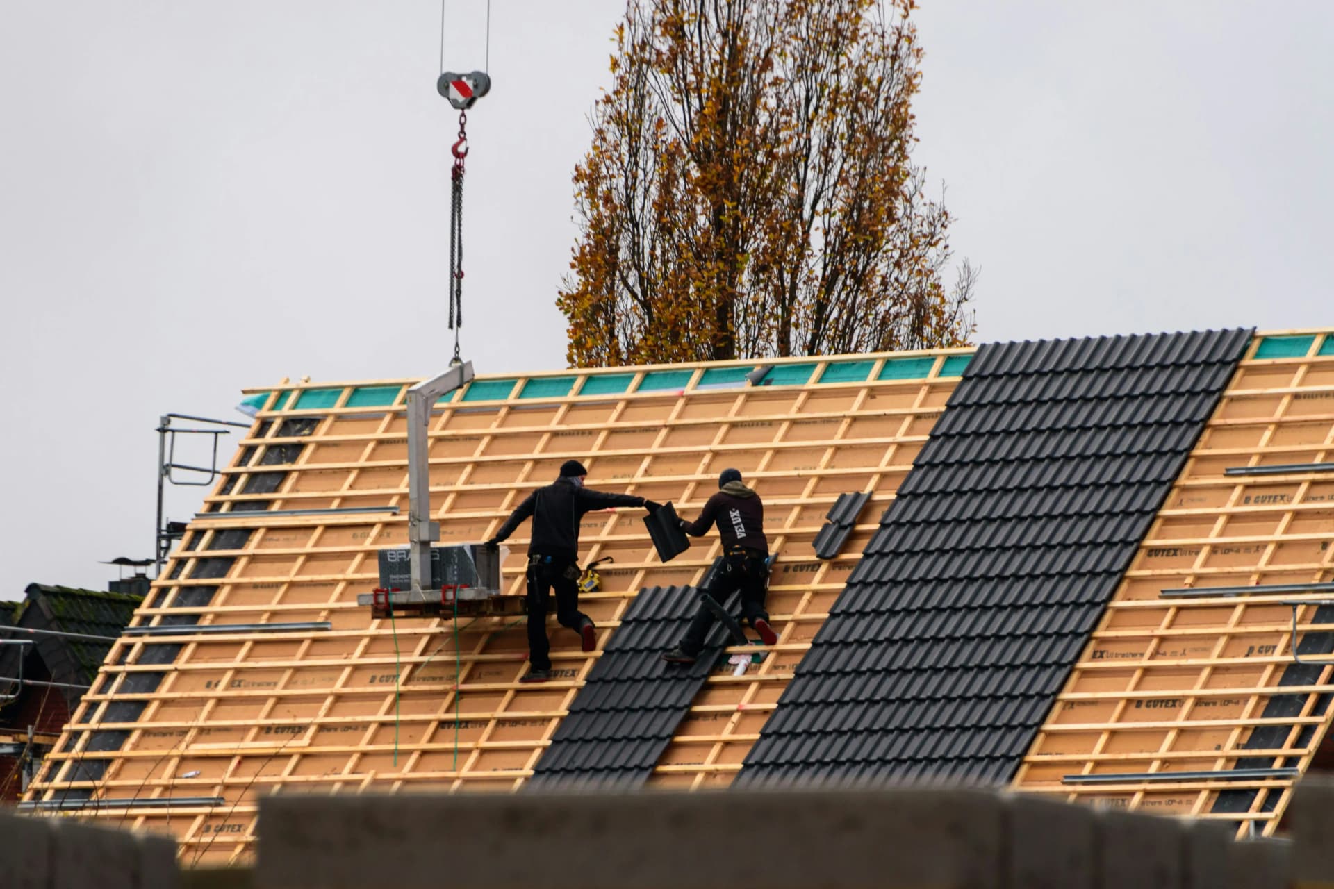 Industrial roofing and cladding installation for commercial buildings