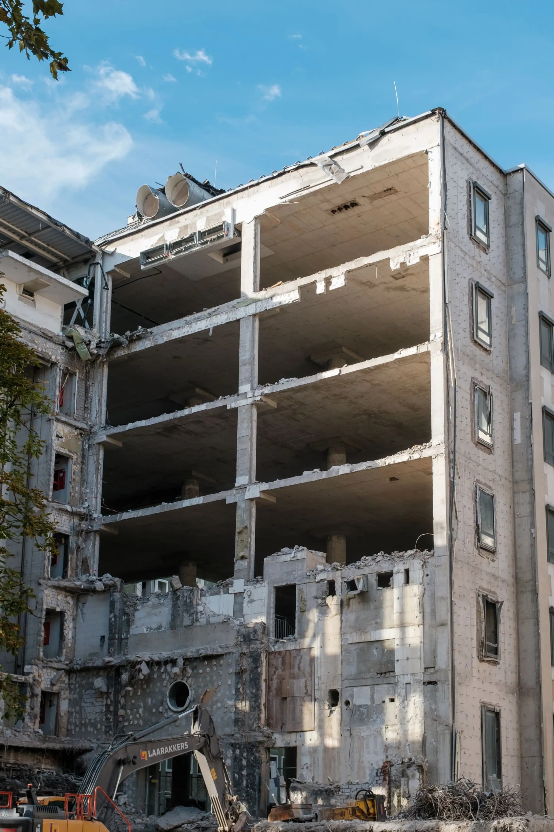 Controlled structural demolition of a commercial building