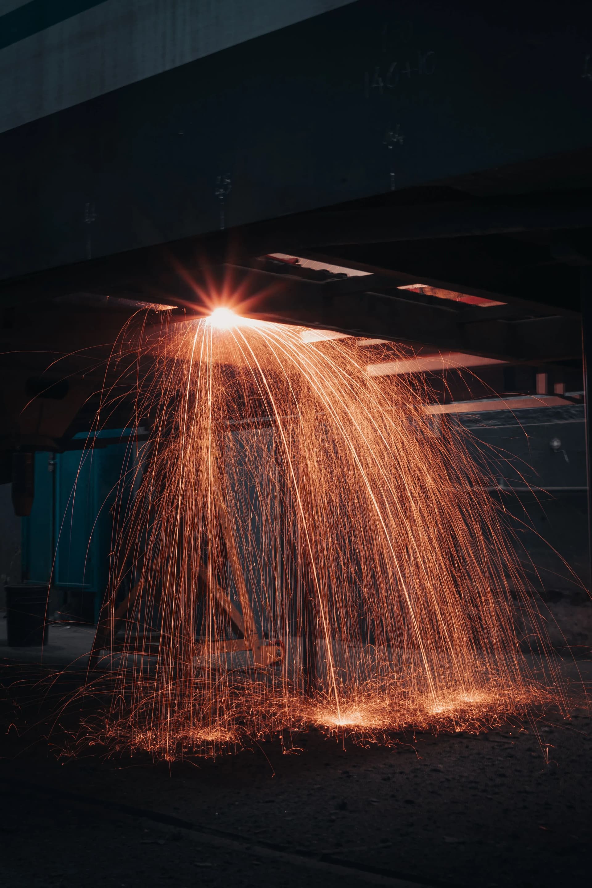 Active fire sprinkler protecting from fire