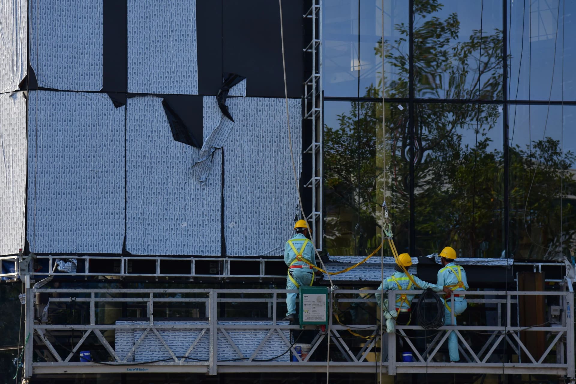 Temporary support system securing a retained façade during demolition works